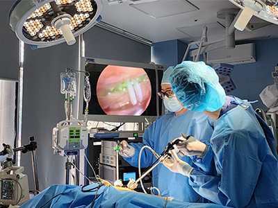 복강경 수술 장면 이미지